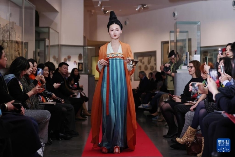 3月13日，在位于法國巴黎的吉美國立亞洲藝術(shù)博物館，模特展示敦煌復(fù)原服飾。新華社記者 高靜 攝