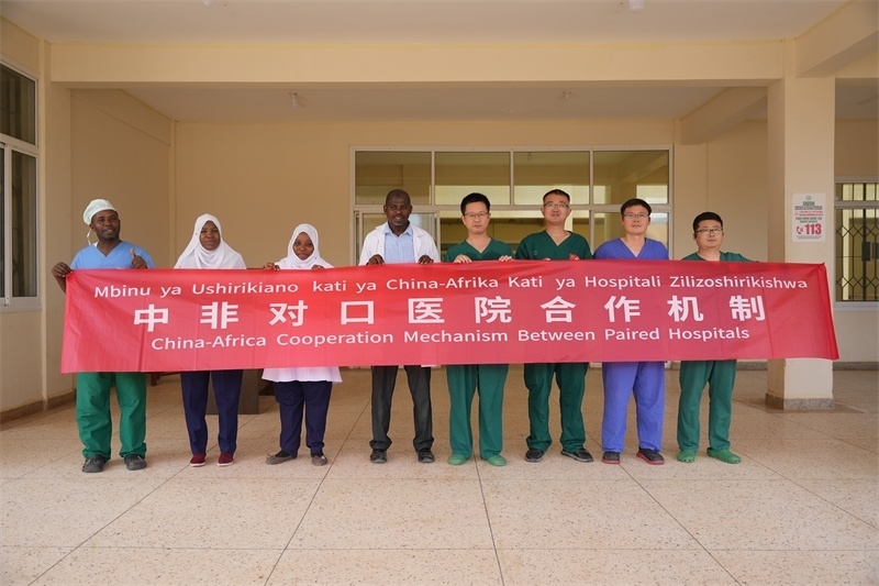 醫(yī)療隊(duì)隊(duì)隊(duì)員和基文吉區(qū)醫(yī)院院長(zhǎng)（左四）及醫(yī)護(hù)人員合影。中國(guó)援桑醫(yī)療隊(duì)供圖