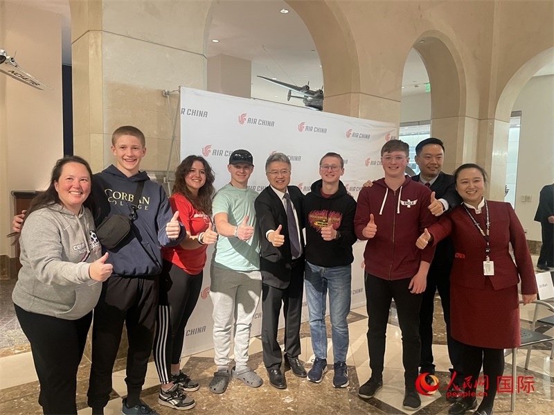 師生們出發(fā)前與國航工作人員合影留念。人民網(wǎng)記者 鄧圩攝