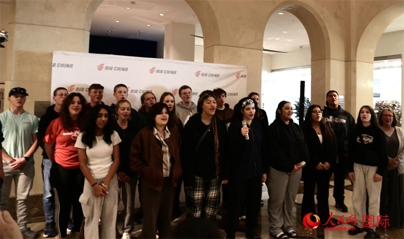 全體美國高中生合唱《希望的田野》。人民網(wǎng)記者 鄧圩攝