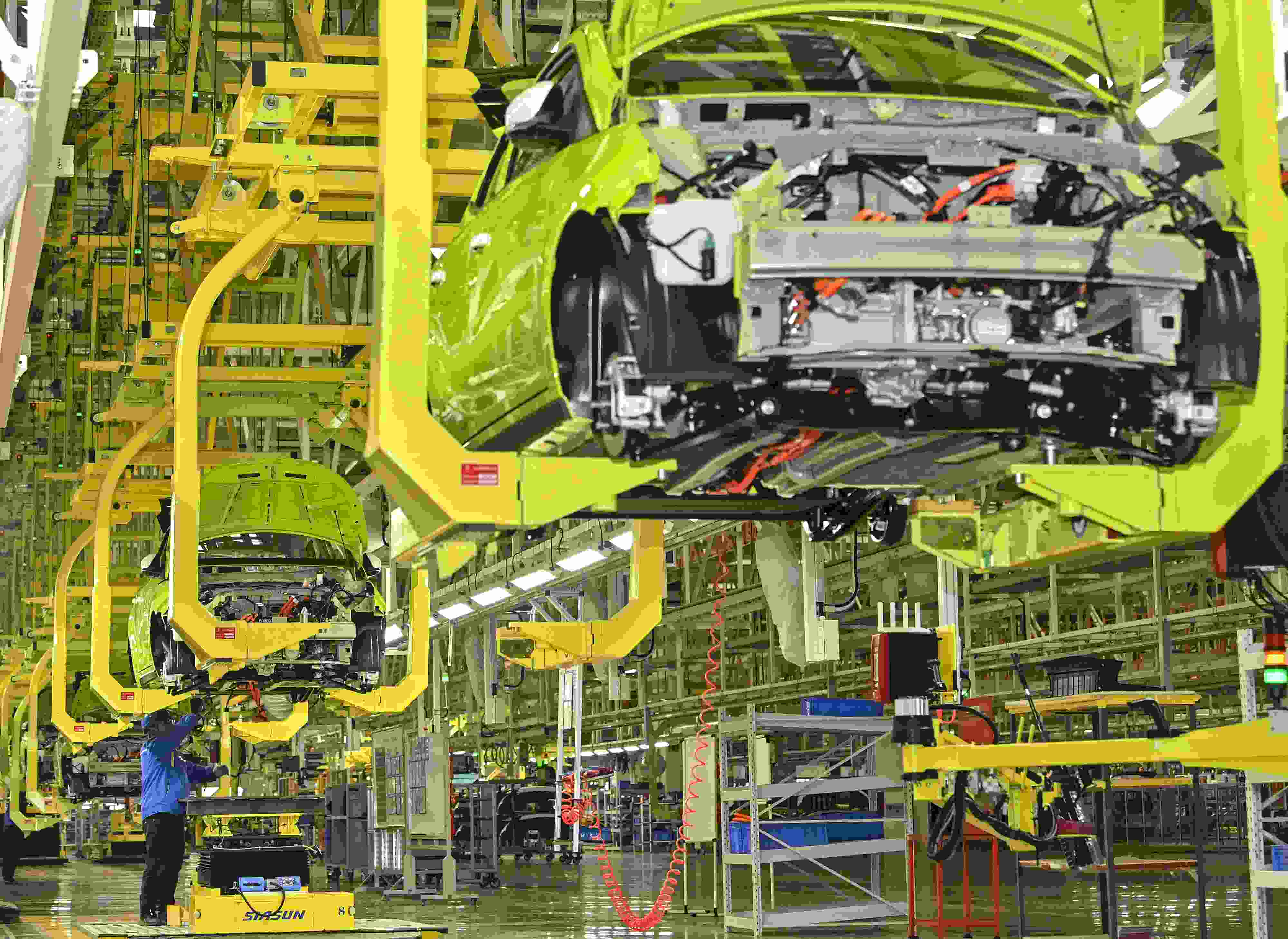 △ 2024年2月27日，一家新能源汽車公司的總裝車間生產(chǎn)線上，工人正在加緊生產(chǎn)趕訂單。