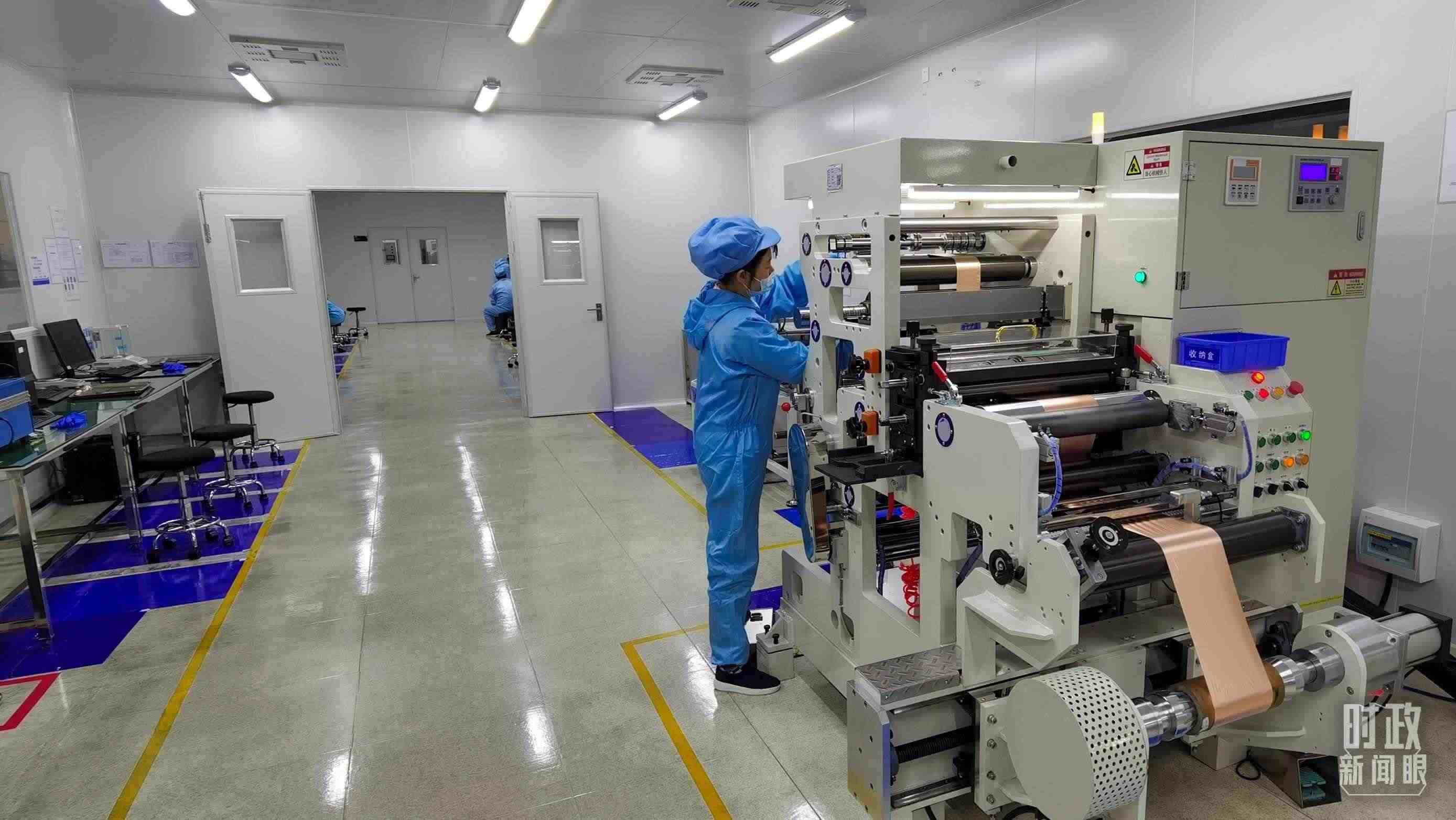 △企業(yè)員工將冷壓后的極片裁出規(guī)定尺寸，用于鋰電池制作。（總臺央視記者郭鴻拍攝）