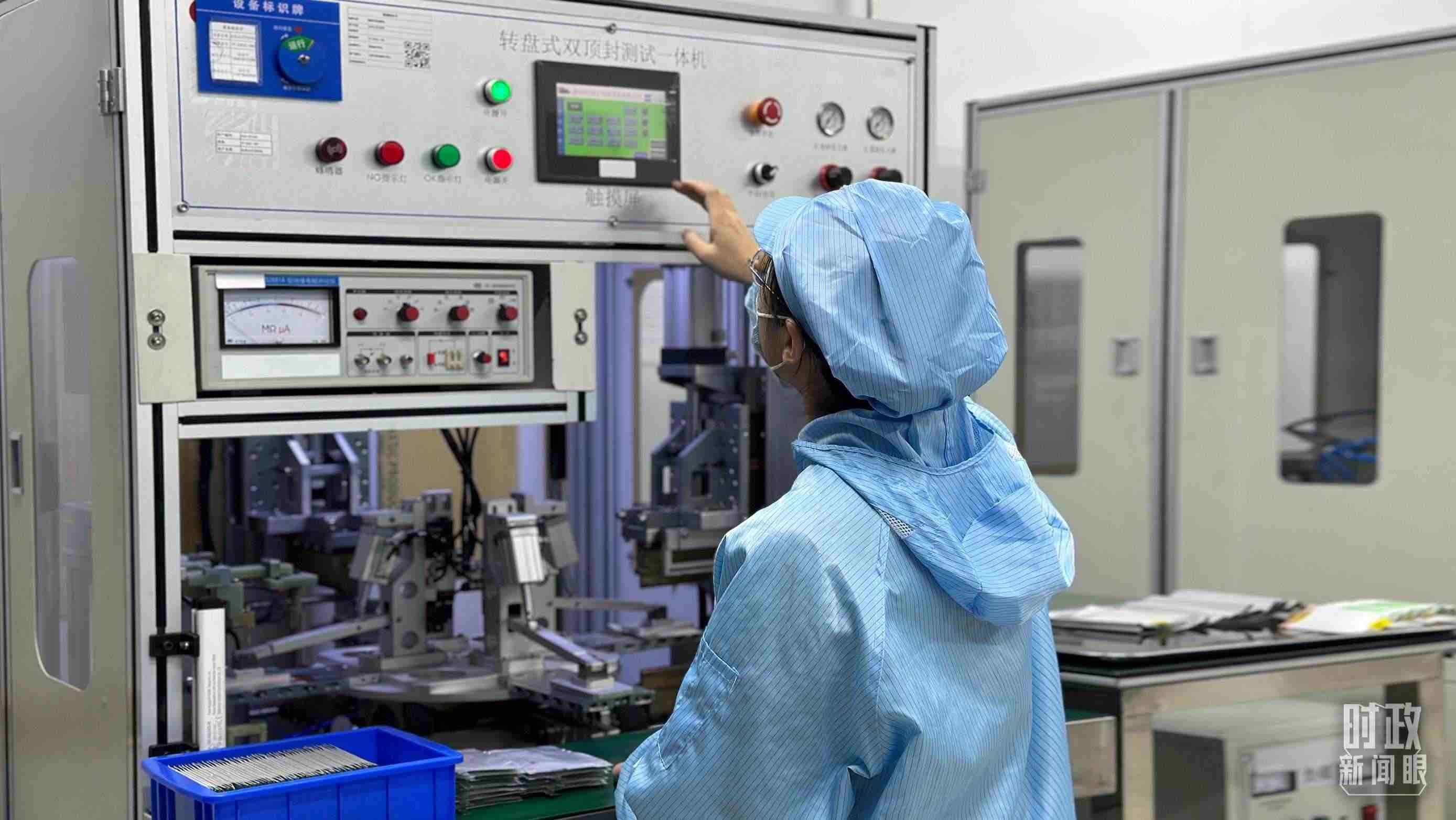 △企業(yè)電池技術(shù)中心內(nèi)，員工正在進(jìn)行電池封裝。（總臺央視記者盧心雨拍攝）