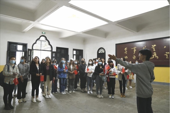 2021年5月20日，少數(shù)民族學(xué)生在湖南第一師范學(xué)院進行紅色研學(xué)活動，共同追尋那段紅色歲月的足跡。