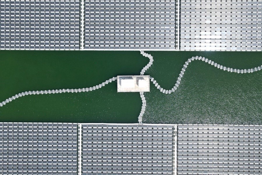 2022年8月25日拍攝的潁上縣毛圩水上光伏電站（無(wú)人機(jī)照片）。近年來(lái)，安徽省阜陽(yáng)市潁上縣古城鎮(zhèn)積極推進(jìn)采煤沉陷區(qū)治理工作，將昔日的采煤沉陷區(qū)建設(shè)成水上光伏電站，既減少占用土地面積，又能生產(chǎn)清潔能源。