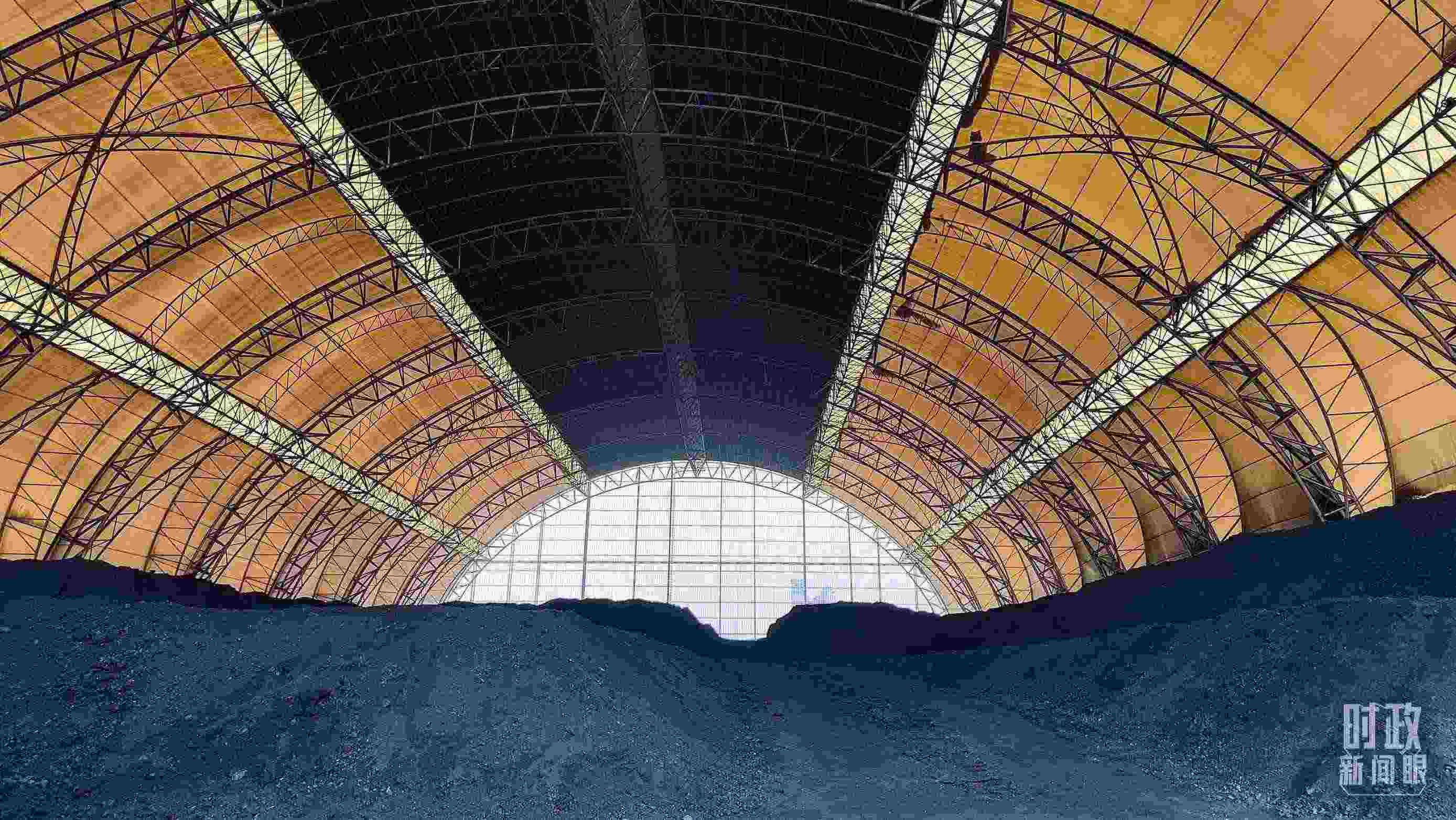 山西瑞光熱電有限責(zé)任公司儲煤場。2022年1月，習(xí)近平來到這里察看煤場儲煤情況。（總臺央視記者楊立峰拍攝）