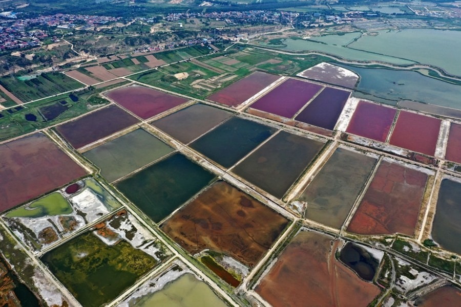 這是2023年7月11日拍攝的山西運(yùn)城鹽湖一角（無(wú)人機(jī)照片）。按照“生態(tài)優(yōu)先、保護(hù)為主、適度開(kāi)發(fā)”的原則，2020年9月，運(yùn)城市全面停止鹽湖范圍內(nèi)的工業(yè)生產(chǎn)活動(dòng)。近年來(lái)，千年鹽湖正在向生態(tài)保護(hù)、風(fēng)貌重塑、產(chǎn)業(yè)轉(zhuǎn)型、全域旅游的“綠色發(fā)展”轉(zhuǎn)變。