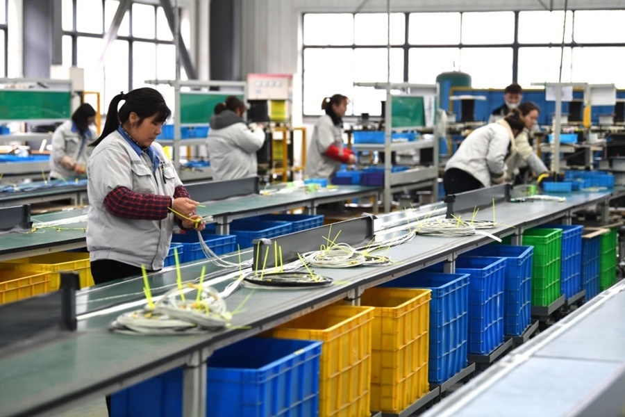 2022年2月16日，工作人員在安徽省滁州市汊河軌道交通裝備產(chǎn)業(yè)園的一家軌道交通裝備企業(yè)生產(chǎn)線(xiàn)上忙碌。安徽省滁州市來(lái)安縣汊河鎮(zhèn)地處皖蘇交界，緊鄰南京市江北新區(qū)。近年來(lái)，來(lái)安縣成為承接南京產(chǎn)業(yè)轉(zhuǎn)移的前沿陣地，汊河這個(gè)曾經(jīng)的傳統(tǒng)農(nóng)業(yè)小鎮(zhèn)緊抓機(jī)遇，開(kāi)始深度融入長(zhǎng)三角，參與產(chǎn)業(yè)協(xié)作分工。產(chǎn)業(yè)園吸引了越來(lái)越多長(zhǎng)三角地區(qū)軌道交通企業(yè)入駐，形成了鐵路客車(chē)、城際軌道零部件研發(fā)、生產(chǎn)、銷(xiāo)售的產(chǎn)業(yè)集群。