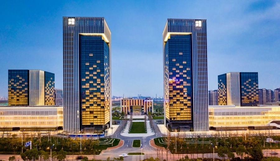 這是2019年3月13日拍攝的位于安徽合肥的中國(guó)聲谷產(chǎn)業(yè)園（無(wú)人機(jī)照片）。截至2024年，中國(guó)聲谷入駐企業(yè)超過(guò)2000戶(hù)，年產(chǎn)值超過(guò)2000億元，形成以智能語(yǔ)音及人工智能產(chǎn)業(yè)為核心的新一代信息技術(shù)產(chǎn)業(yè)集群。