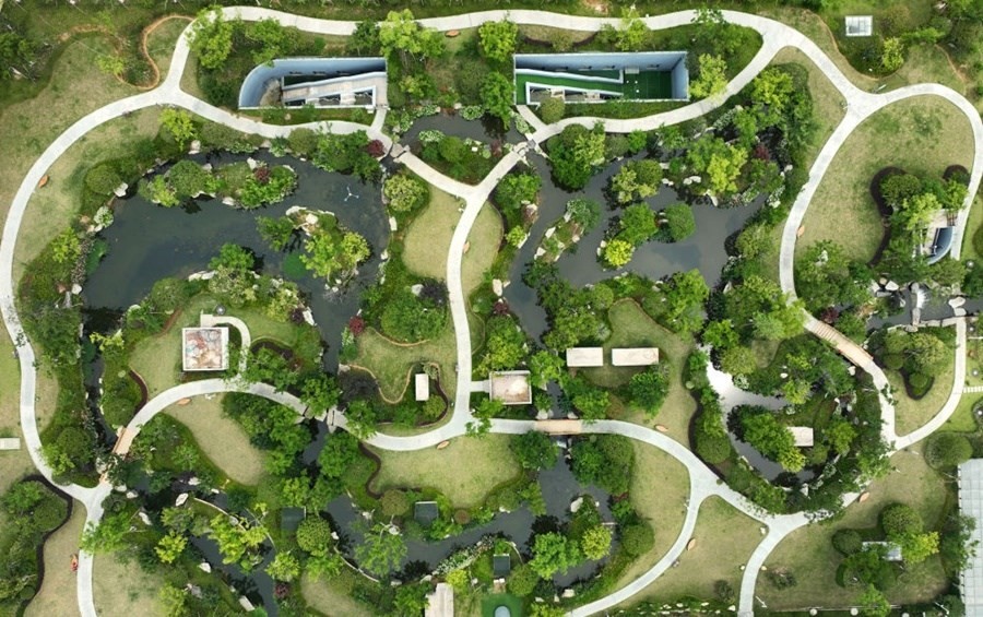 這是2023年6月15日拍攝的以“地上花園+地下治污”設(shè)計(jì)理念建設(shè)的九江市雙溪公園（無(wú)人機(jī)照片）。近年來(lái)，江西省九江市啟動(dòng)中心城區(qū)水環(huán)境綜合整治工程，通過(guò)地下污水治理、岸線(xiàn)生態(tài)修復(fù)、興建“公園式”污水處理廠、城市智慧管網(wǎng)管控等措施，改善水環(huán)境，城市面貌煥然一新。