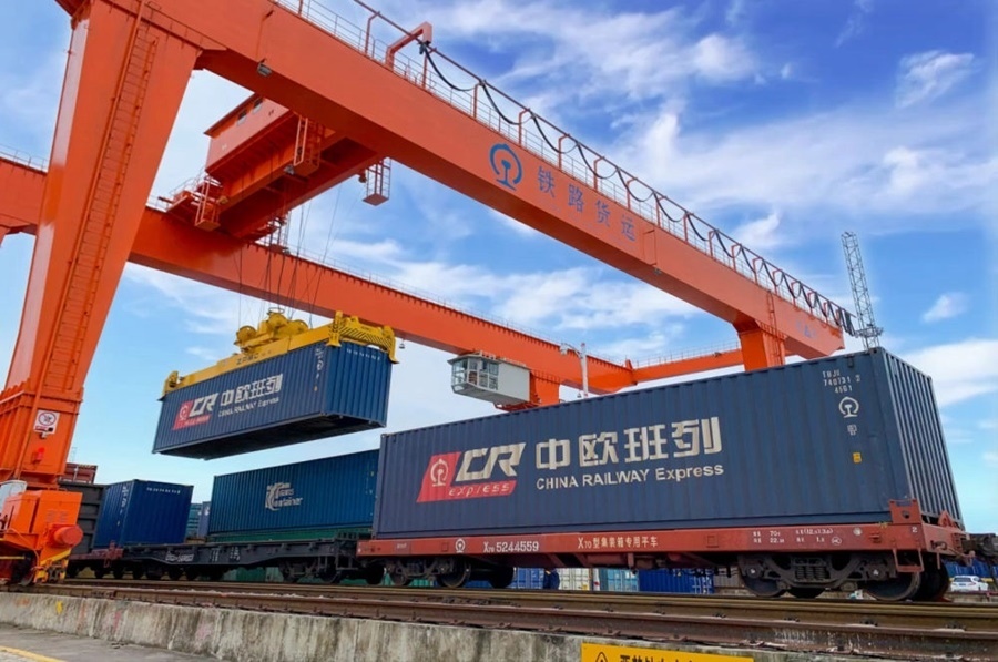 2022年4月29日，在鐵路合肥北站物流基地集裝箱作業(yè)區(qū)，龍門(mén)吊吊裝準(zhǔn)備發(fā)運(yùn)的中歐班列集裝箱。