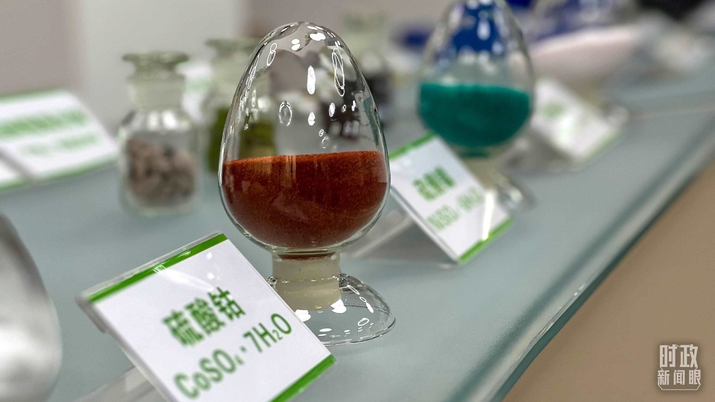 △巴斯夫杉杉電池材料有限公司的產(chǎn)品展示。（總臺(tái)央視記者李煒拍攝）