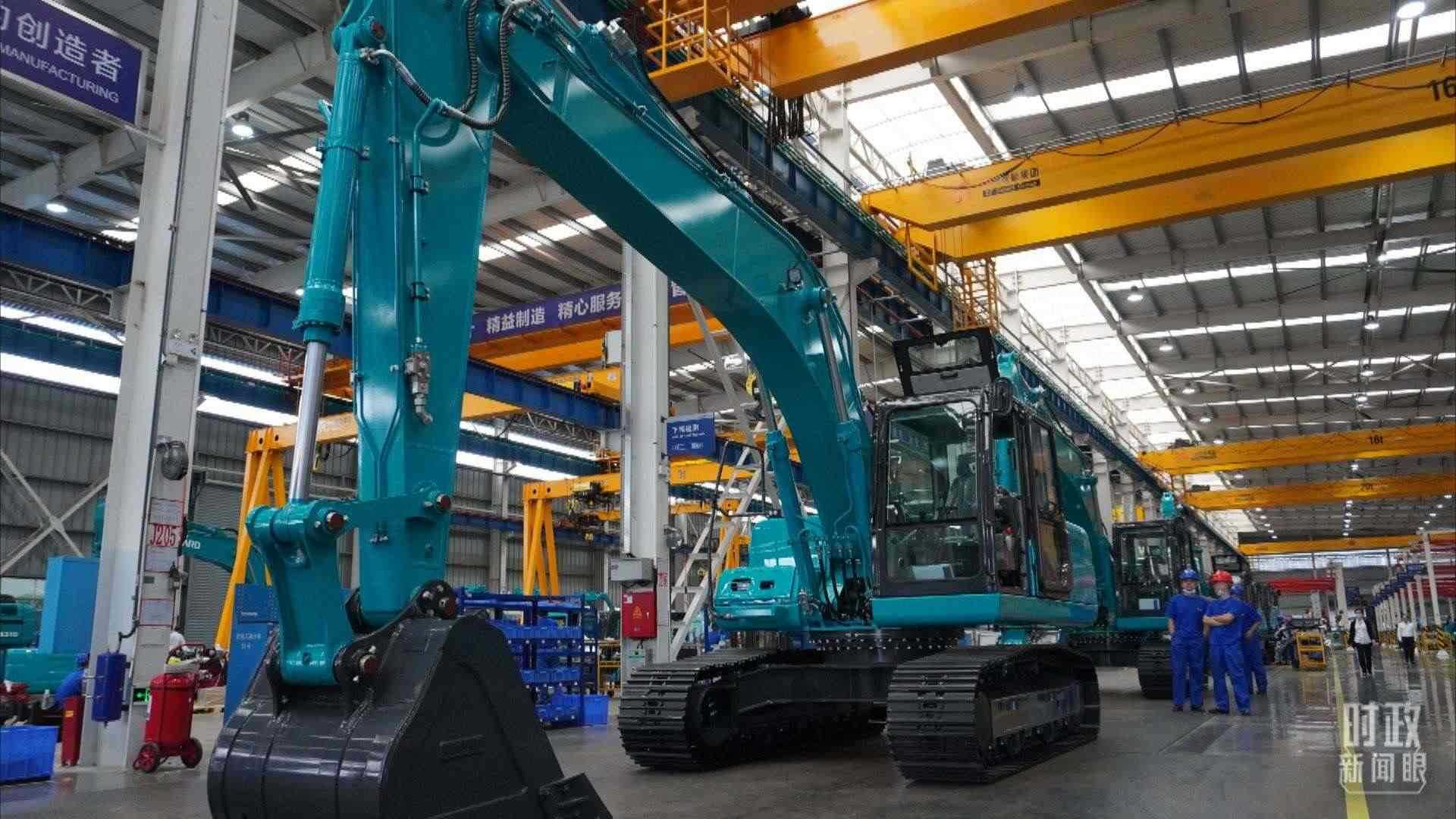 △這是山河智能大型挖掘機(jī)的組裝車間。2020年9月，習(xí)近平曾到此地考察。（總臺(tái)央視記者郭曉龍拍攝）
