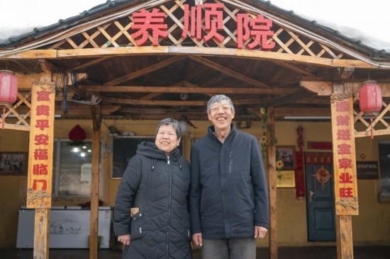 在伊春市友好區(qū)，伊春森工上甘嶺林業(yè)局有限責任公司溪水林場分公司退休職工劉養(yǎng)順（右）和老伴楊秋娥在自家農(nóng)家院中（3月13日攝）。新華社記者 謝劍飛 攝