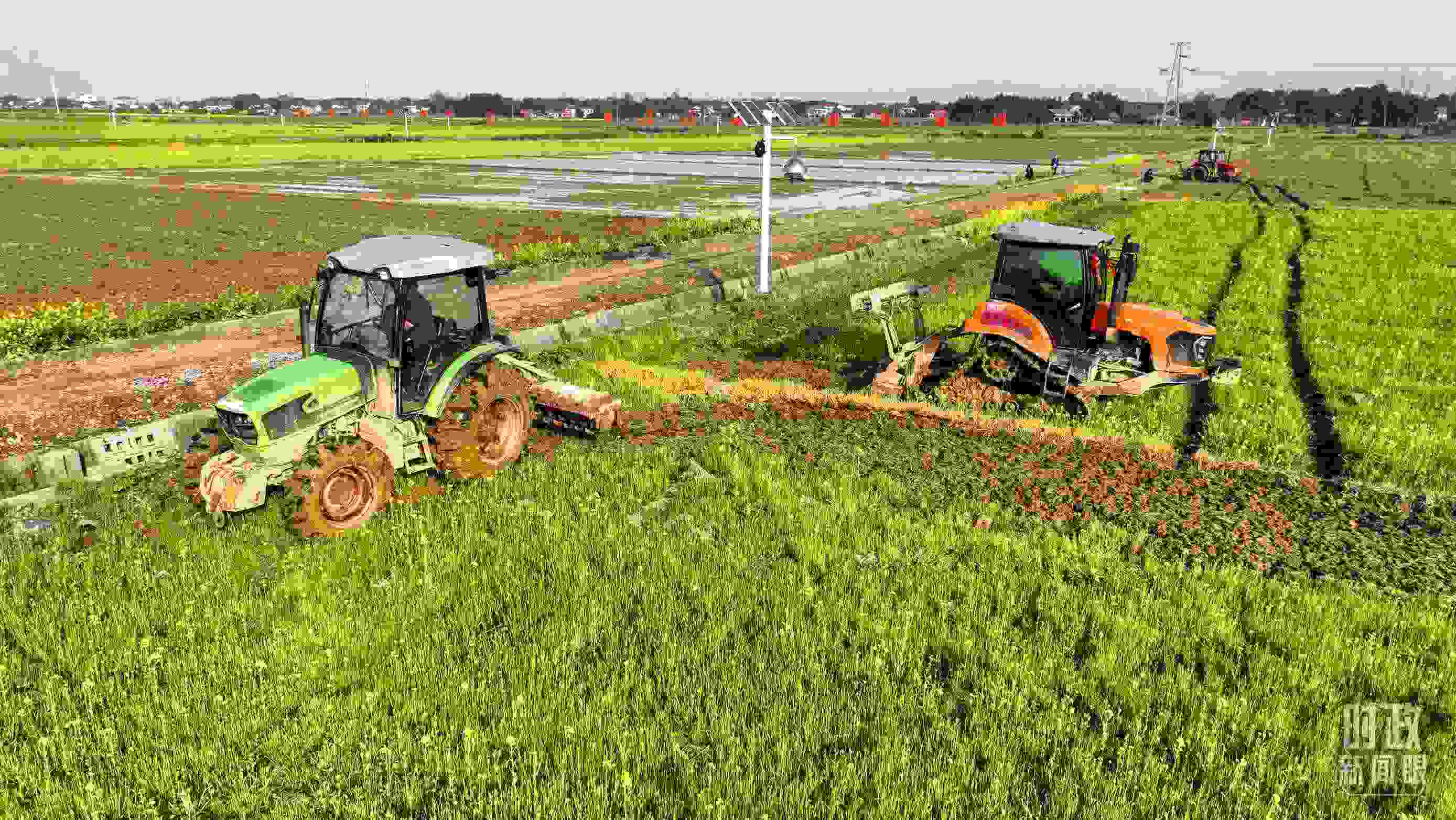 △位于港中坪村的糧食生產(chǎn)萬畝綜合示范片區(qū)，春耕備耕生產(chǎn)繁忙。（總臺(tái)央廣記者潘毅拍攝）