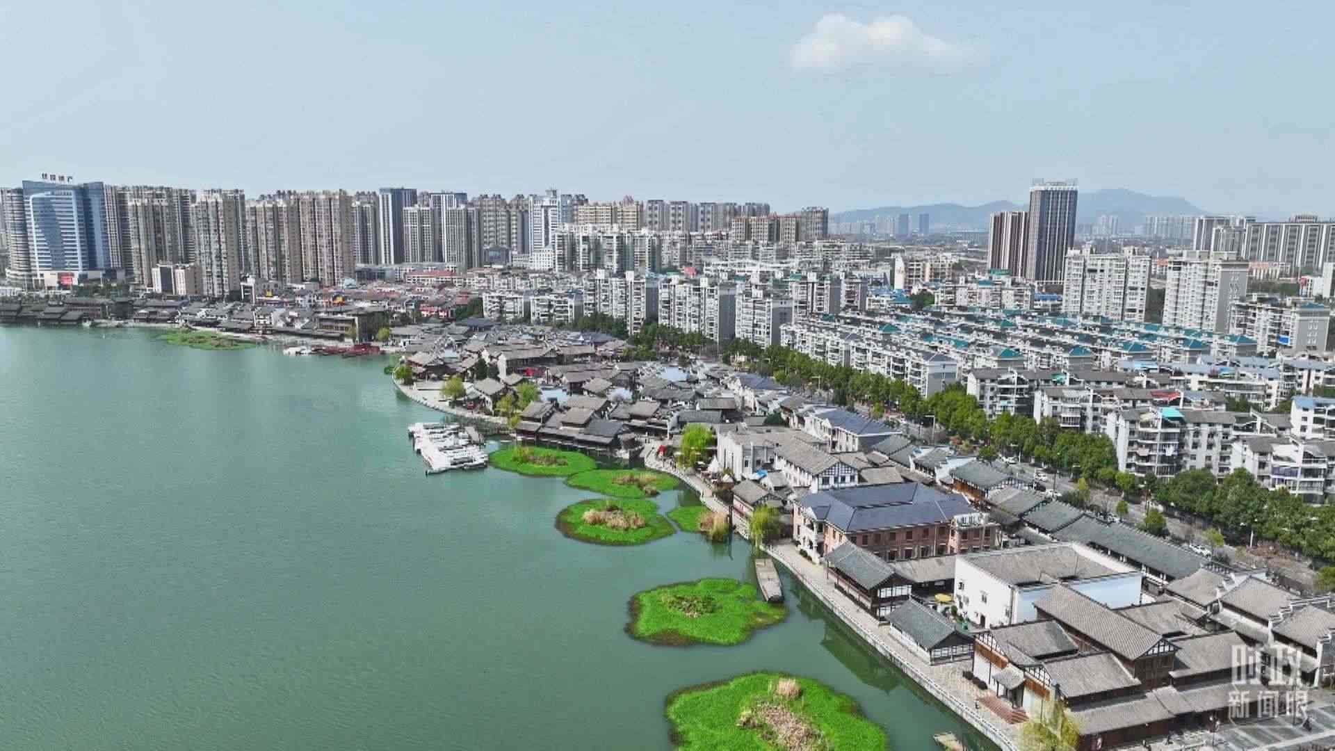 △沅江江畔，常德河街與現(xiàn)代建筑交相輝映。（總臺(tái)央視記者范凱拍攝）