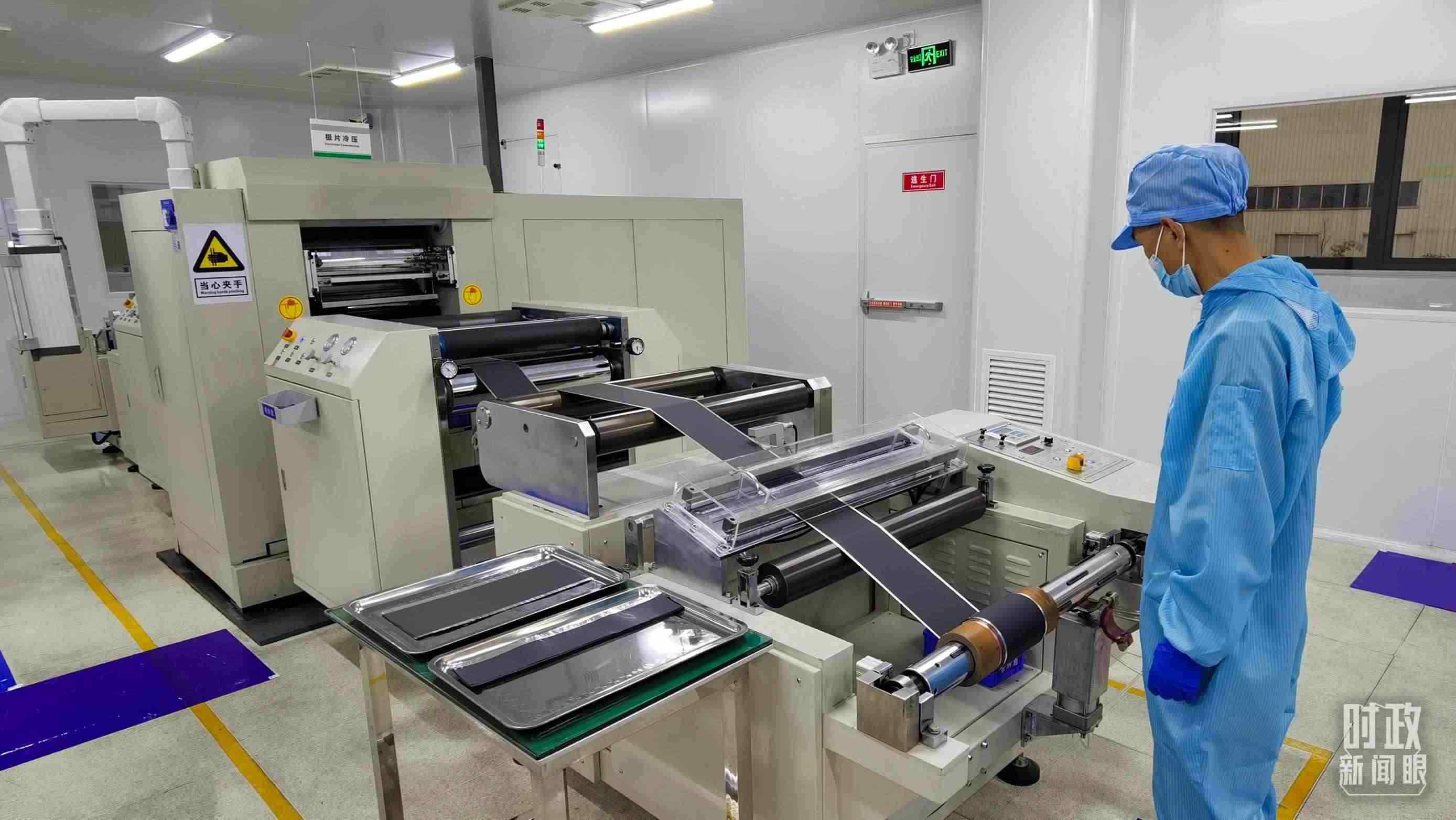 △這是電池生產(chǎn)的極片冷壓操作車間。（總臺(tái)央視記者郭鴻拍攝）