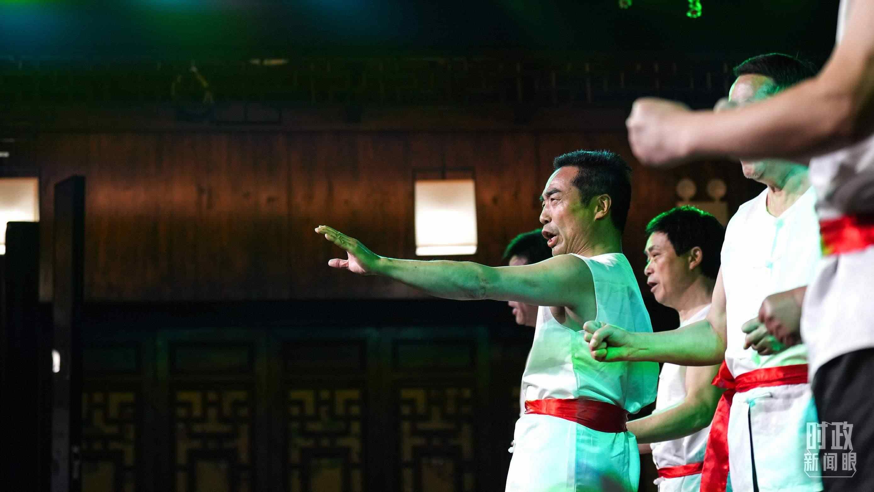 △常德河街，鴛鴦走馬樓上演常德高腔《穆桂英掛帥》和澧水船工號(hào)子。（總臺(tái)央視記者許永松、國(guó)廣記者李晉拍攝）