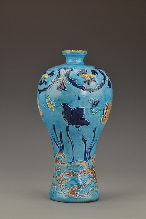 一號沉船出水的琺華彩蓮紋梅瓶。中國文物報社供圖