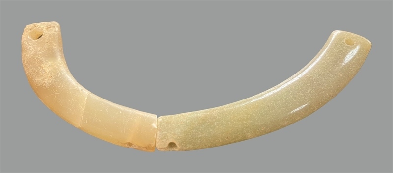 馬家浜文化晚期玉璜。中國(guó)文物報(bào)社供圖