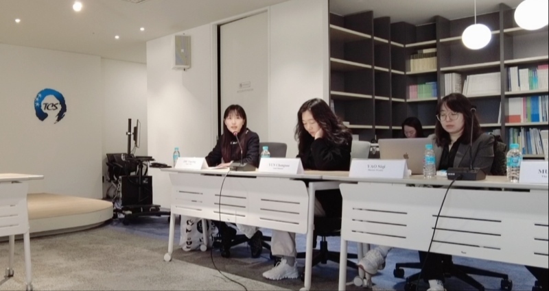 記者（左一）在交流活動(dòng)上，以加強(qiáng)中日韓三國(guó)經(jīng)濟(jì)合作、增進(jìn)三國(guó)民眾相互理解為主題發(fā)表演講。權(quán)小星攝