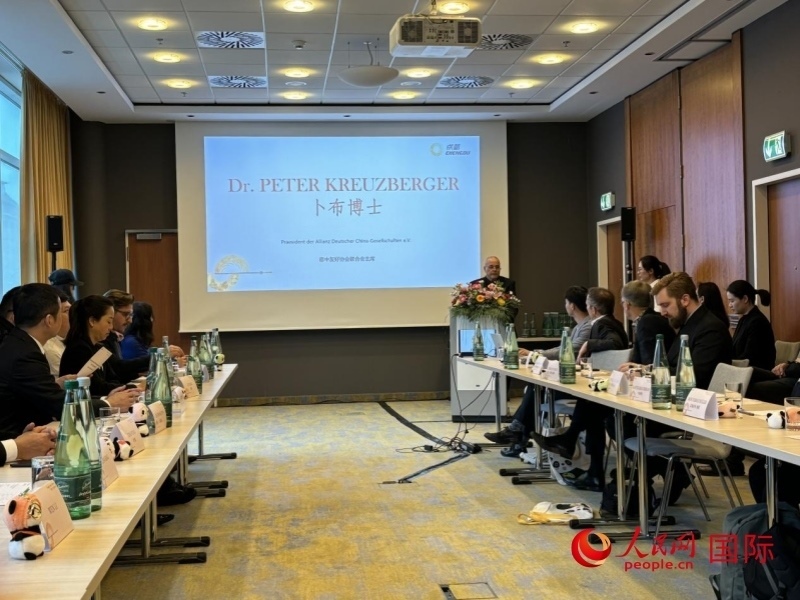 在成都文化旅游（柏林）推介座談會上，德中友好協(xié)會聯(lián)合會主席卜布致辭。人民網(wǎng)記者張慧中攝