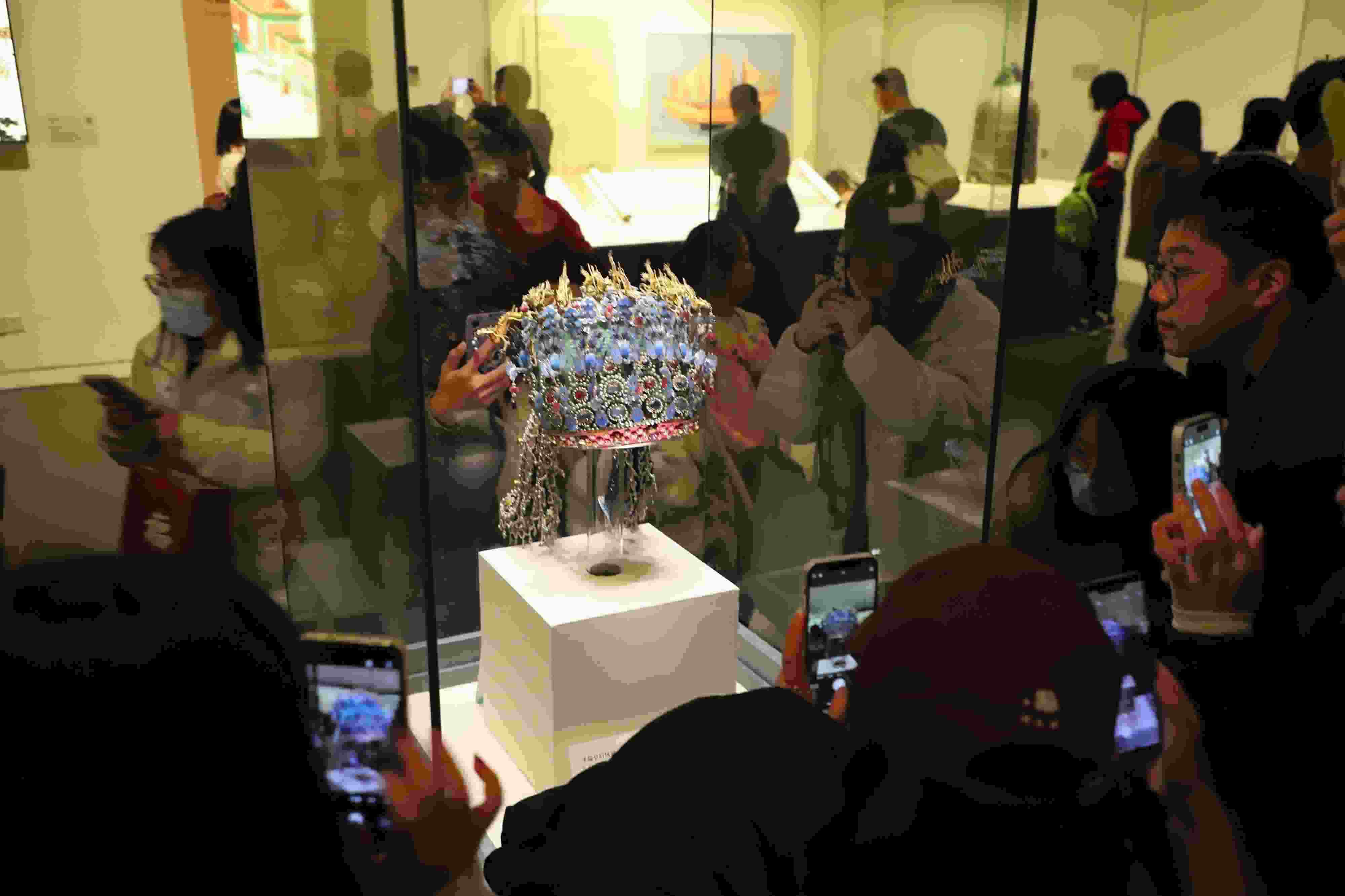 △ 2024年3月9日，北京，中國國家博物館，來自天南海北的游客在參觀藏品。
