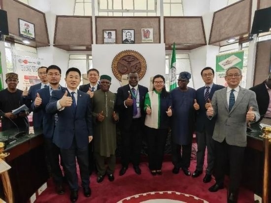 3月21日，與會嘉賓在首屆拉各斯論壇現(xiàn)場合影留念。（圖片由中國駐拉各斯總領(lǐng)事館提供）