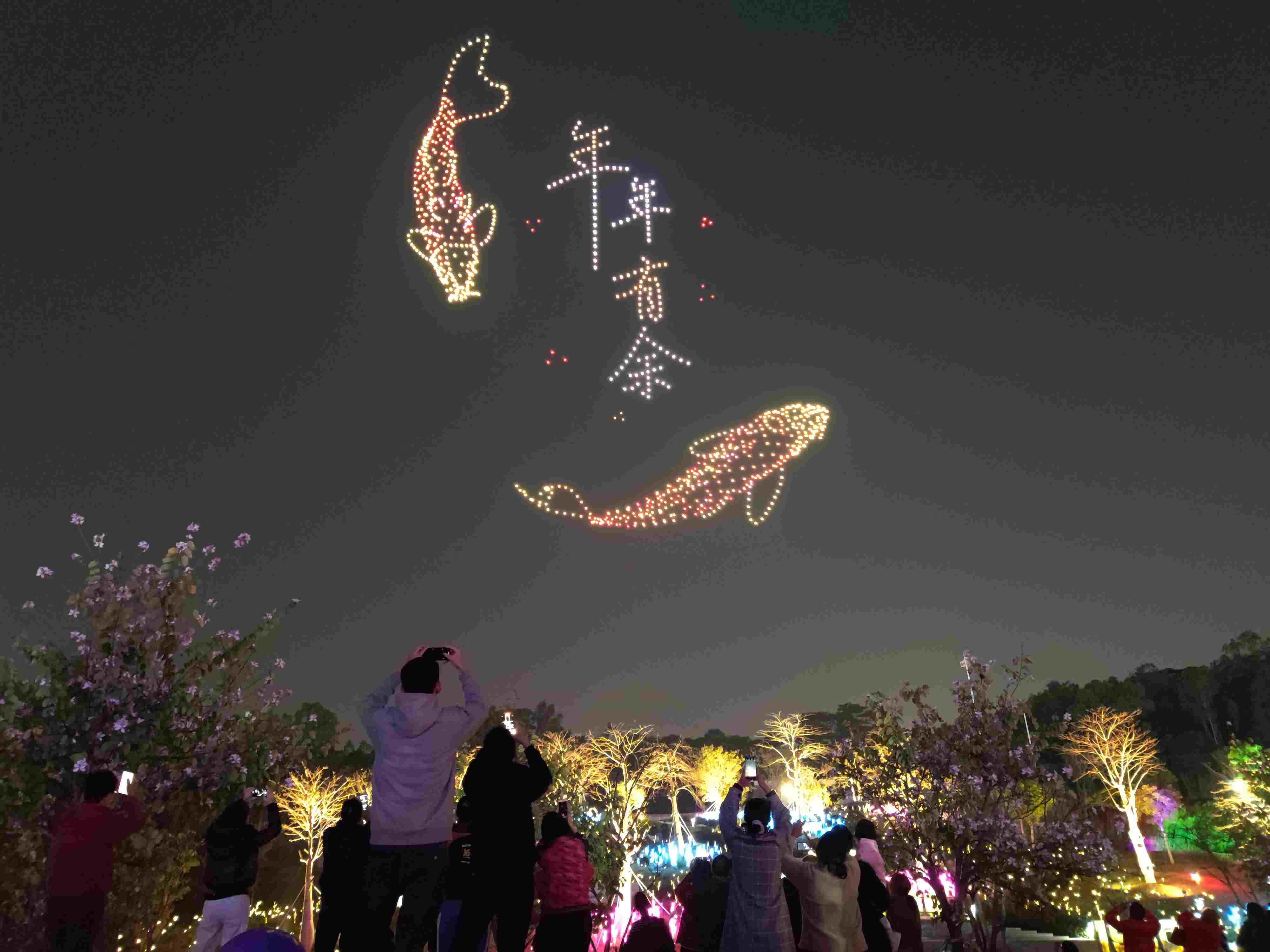 △ 2024年2月10日，深圳北站中心公園，春節(jié)主題無人機燈光秀引來眾多游客駐足觀看。