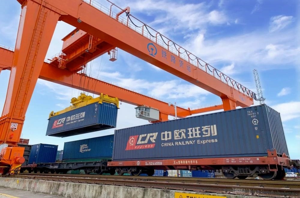 △2022年4月29日，在安徽合肥北站物流基地集裝箱作業(yè)區(qū)，準(zhǔn)備發(fā)運(yùn)的中歐班列集裝箱。