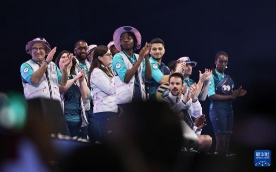 3月23日，模特在巴黎奧運(yùn)會(huì)志愿者大會(huì)上展示志愿者制服。新華社記者 高靜 攝