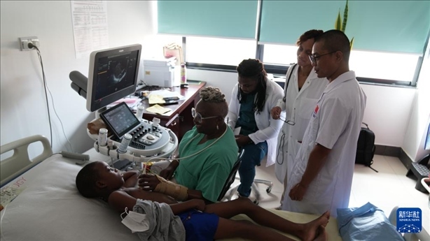 3月4日，在多米尼克羅索的中多友誼醫(yī)院，援多醫(yī)療隊(duì)成員、南方醫(yī)科大學(xué)第五附屬醫(yī)院心血管內(nèi)科主治醫(yī)師駱志鵬與當(dāng)?shù)蒯t(yī)生共同診療。新華社記者 王朝 攝