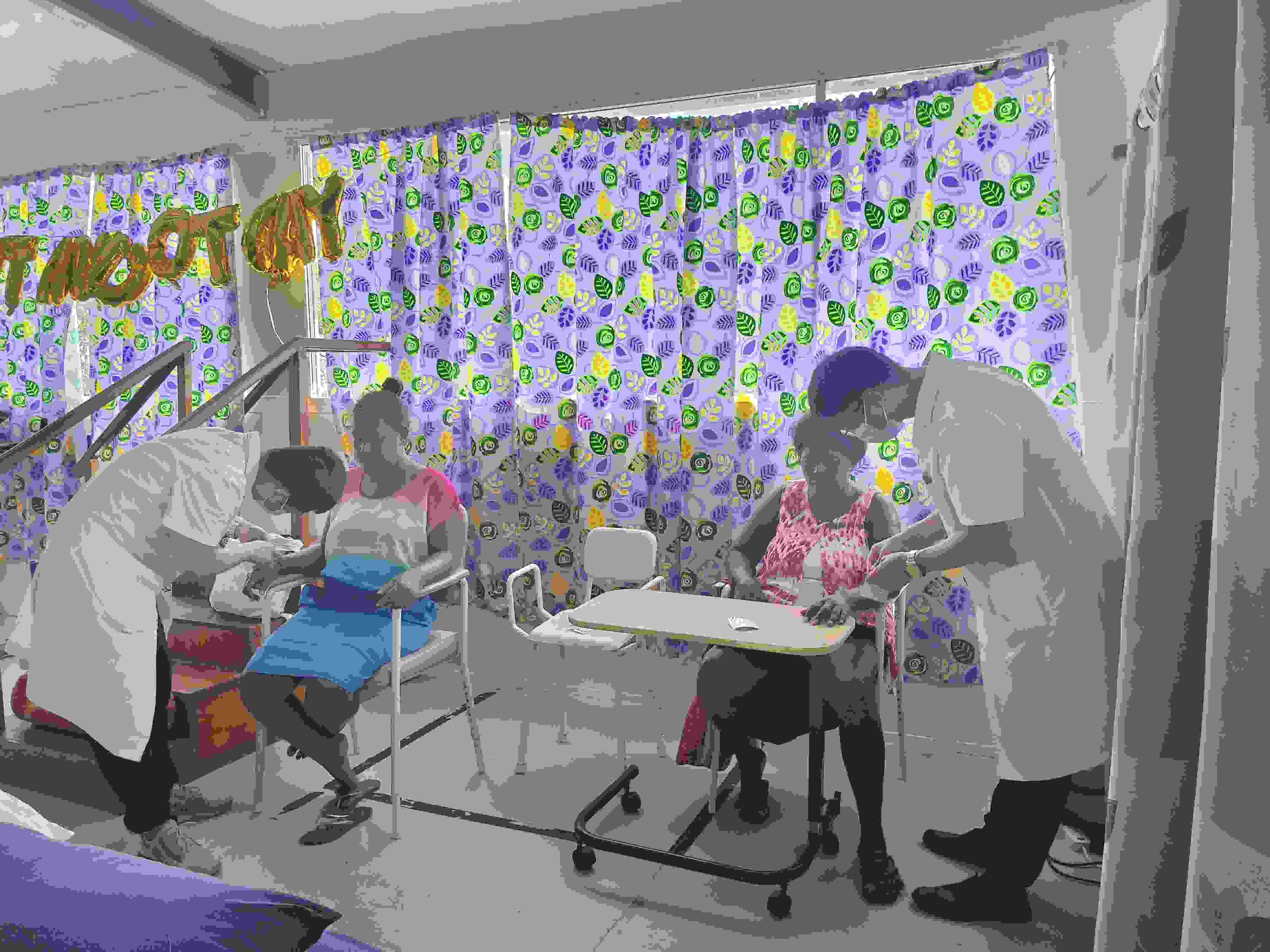 2023年7月3日，中國(guó)援助所羅門群島醫(yī)療隊(duì)針灸大夫在所羅門群島首都霍尼亞拉國(guó)家轉(zhuǎn)診醫(yī)院為患者治療。