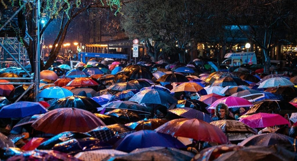 3月24日，在塞爾維亞南部城市普羅庫普列，人們參加北約轟炸南聯(lián)盟遇難者悼念儀式。新華社發(fā)（王韡攝）