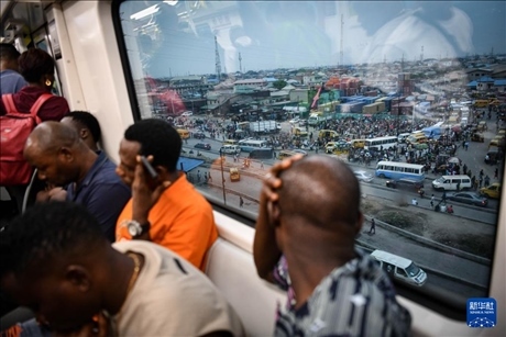 2月28日，在尼日利亞拉各斯，人們乘坐輕軌藍(lán)線列車。新華社記者 韓旭 攝