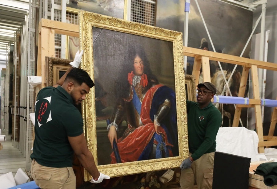  2024年3月11日，在法國(guó)巴黎近郊的凡爾賽宮，工作人員準(zhǔn)備打包油畫(huà)《路易十四戎裝像》。在2024年中法建交60周年暨中法文化旅游年之際，凡爾賽宮和故宮博物院將于4月至6月在故宮共同舉辦“凡爾賽宮與紫禁城”展覽。凡爾賽宮工作人員將70余件法方展品打包裝箱，計(jì)劃在不久之后將其運(yùn)往北京。新華社記者 高靜 攝