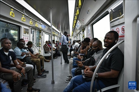 2月28日，在尼日利亞拉各斯，人們乘坐輕軌藍(lán)線列車。新華社記者 韓旭 攝