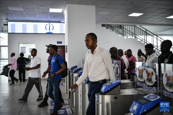 2月28日，在尼日利亞拉各斯，人們?cè)谳p軌藍(lán)線碼頭站刷卡出站。新華社記者 韓旭 攝