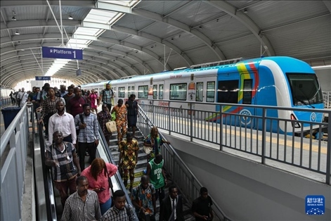 2月28日，在尼日利亞拉各斯，人們?cè)谳p軌藍(lán)線碼頭站下車出站。新華社記者 韓旭 攝