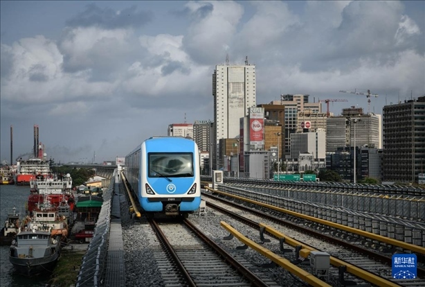 這是2月28日在尼日利亞拉各斯拍攝的一列輕軌藍(lán)線列車。新華社記者 韓旭 攝