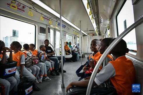 2月28日，在尼日利亞拉各斯，一所小學(xué)的學(xué)生們體驗(yàn)乘坐輕軌藍(lán)線列車。新華社記者 韓旭 攝