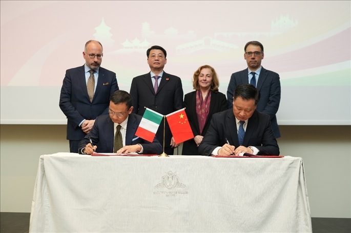 揚(yáng)州市政府與意大利中國商會簽署合作協(xié)議。 主辦方供圖