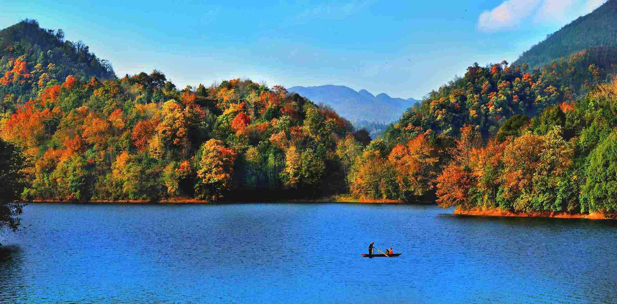 百里杜鵑湖好風(fēng)光。羅冠宇 攝