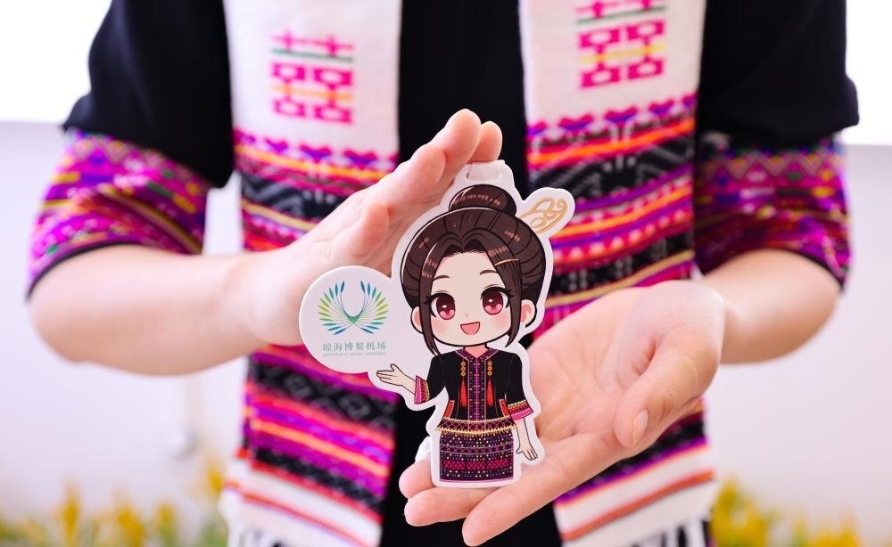 △2024年3月22日，博鰲機(jī)場(chǎng)工作人員展示“博鰲香”香氛卡片。