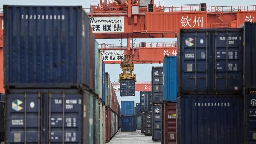 △2023年5月11日，在廣西欽州鐵路集裝箱中心站，塔吊在下卸集裝箱。近年來(lái)，在RCEP政策紅利推動(dòng)下，中國(guó)與東盟產(chǎn)業(yè)合作不斷深化，助力區(qū)域經(jīng)濟(jì)發(fā)展。