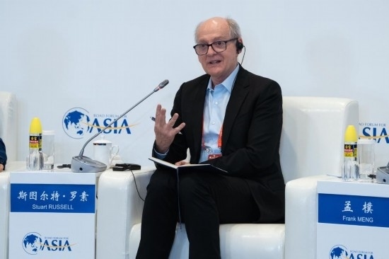 3月27日，《人工智能：現(xiàn)代方法》作者、加州大學(xué)伯克利分校計(jì)算機(jī)科學(xué)系教授斯圖爾特·羅素在分論壇上發(fā)言。新華社記者 曹夢(mèng)瑤 攝