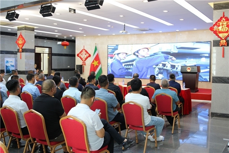 當(dāng)?shù)貢r間3月26日下午，中國品牌重型機(jī)械、載重車輛宣傳推介會在中國駐蘇里南大使館舉行。圖為宣介會現(xiàn)場。中國駐蘇里南大使館供圖