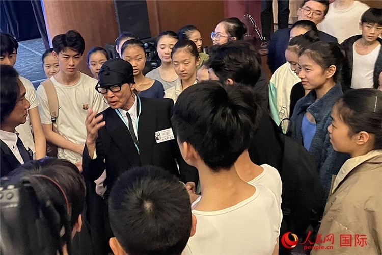 松山芭蕾舞團(tuán)總代表清水哲太郎與中央芭蕾舞團(tuán)舞蹈學(xué)校的學(xué)生們交流。人民網(wǎng)記者 張麗婭攝