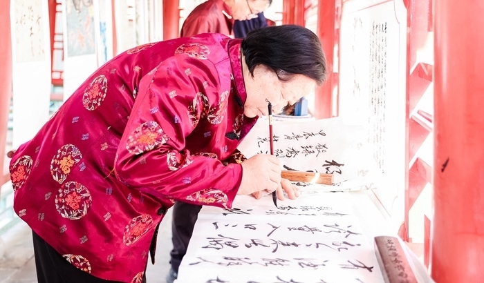 杏花節(jié)書畫展上書法家現(xiàn)場創(chuàng)作。受訪方供圖