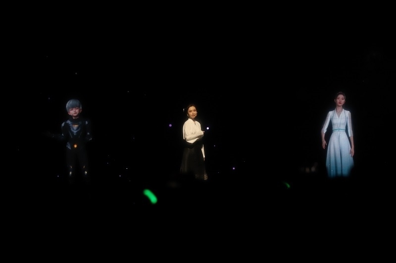 開(kāi)場(chǎng)節(jié)目表演《彩云之南》。圖片來(lái)源：人民視頻